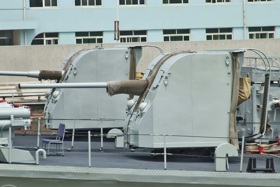舰艏61式单100mm高平两用主炮