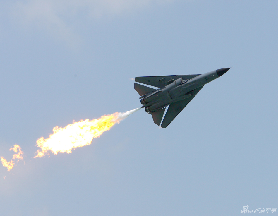 澳空军f-111战机新加坡航展表演喷火绝活