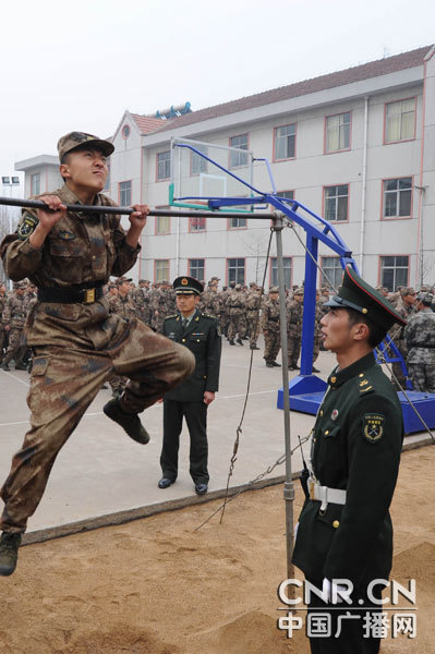 解放军开始对2010届新兵进行单兵科目考核_高清图集
