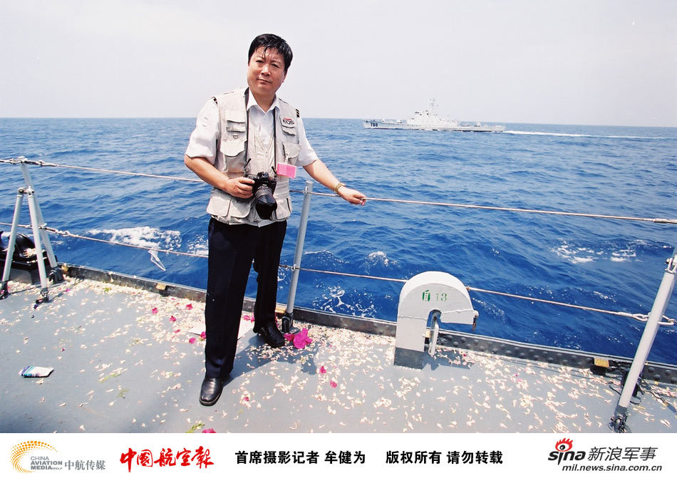 牟健为在现场悼念_新浪图集_新浪网