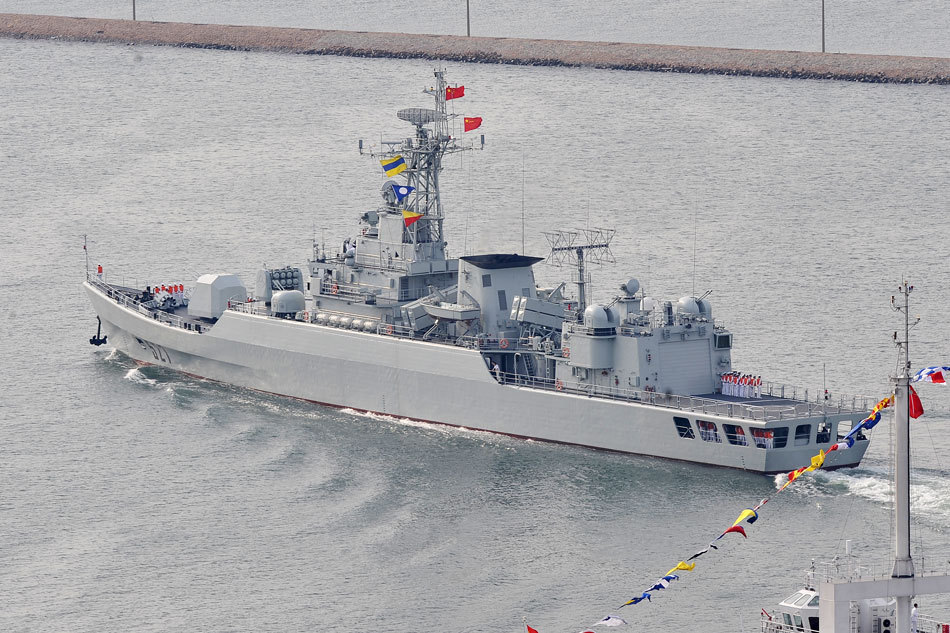 中国海军527号江卫ii级护卫舰驶出青岛港
