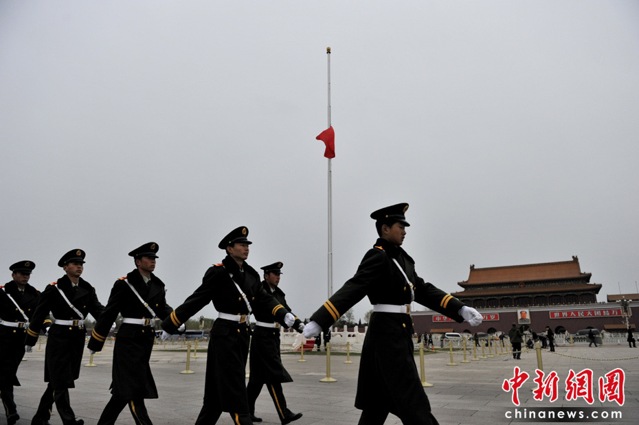 中国最人性化一幕!天安门广场为遇难同胞降半旗