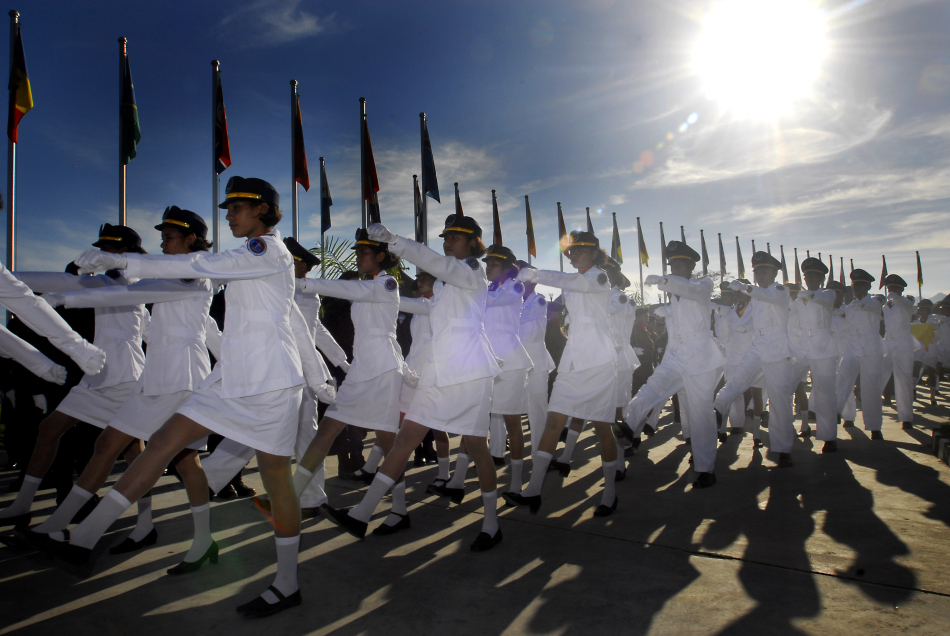 东帝汶女兵身着白色军装参加阅兵式庆祝独立日_高清