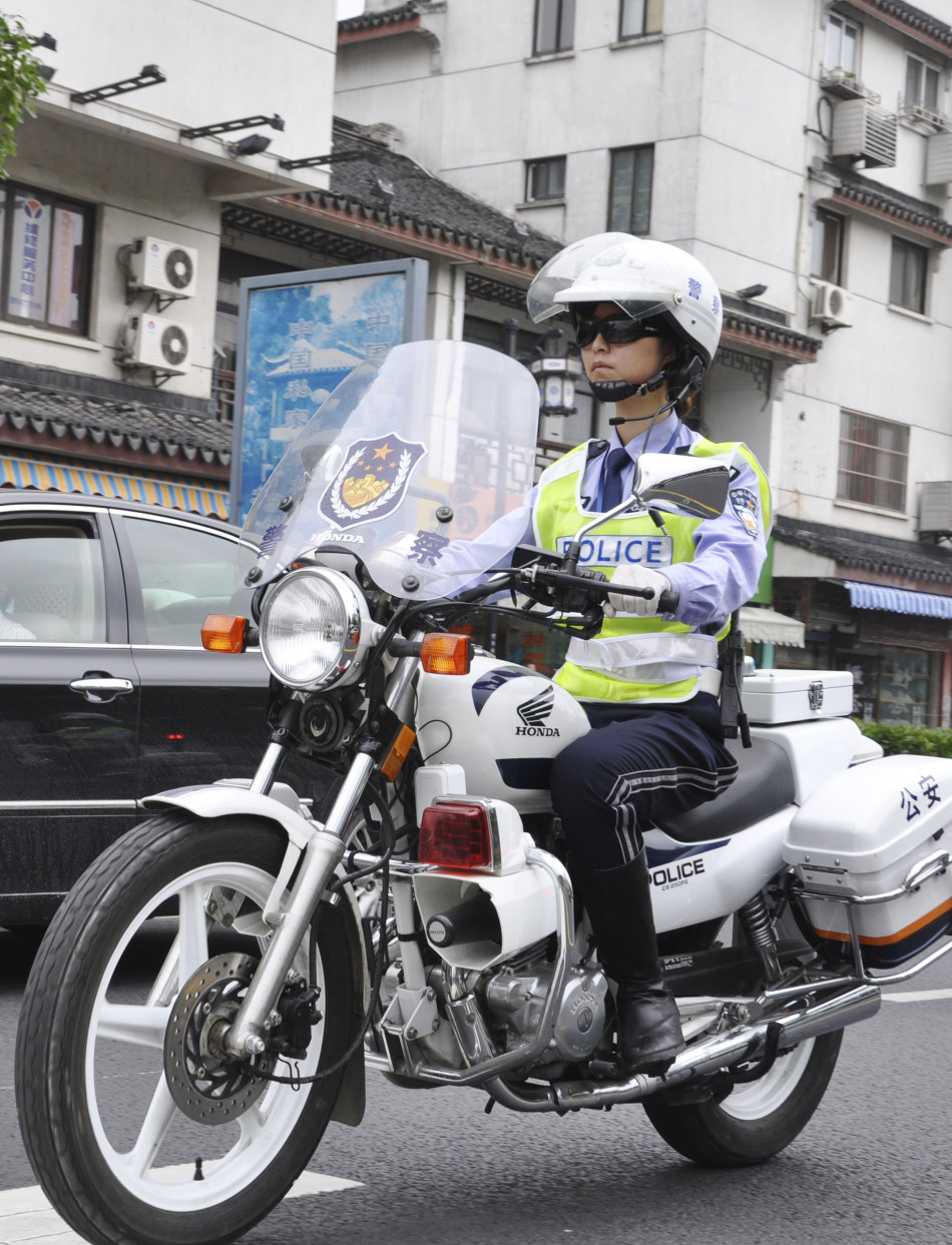 14:07 1 / 4 2010年6月11日,苏州市公安局交通巡逻警察支队女子摩托车