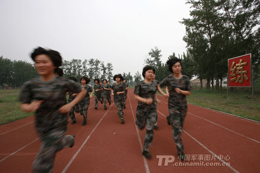 时刻保持线路畅通!图为党员班长吴瑞阳正在调试装备.