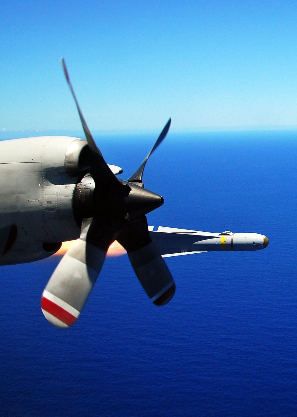 海军第47警戒机中队的p-3c海上巡逻机正在挂载agm-65小牛空对面导弹,p
