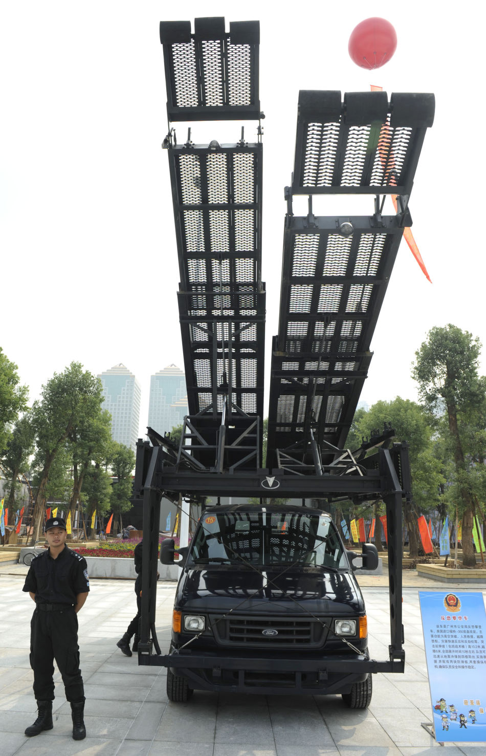 9月25日,活动现场展示的广州警方水陆两栖装甲清障车