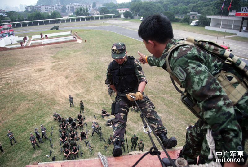 27 "突击-2010"中泰陆军特种部队9日下午进行了攀登训练和战斗体能