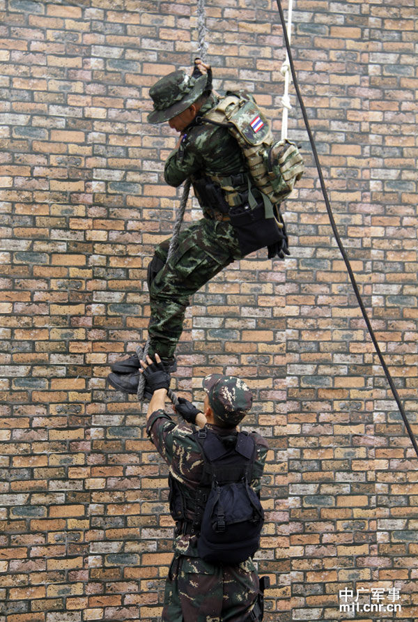 27 "突击-2010"中泰陆军特种部队9日下午进行了攀登训练和战斗体能