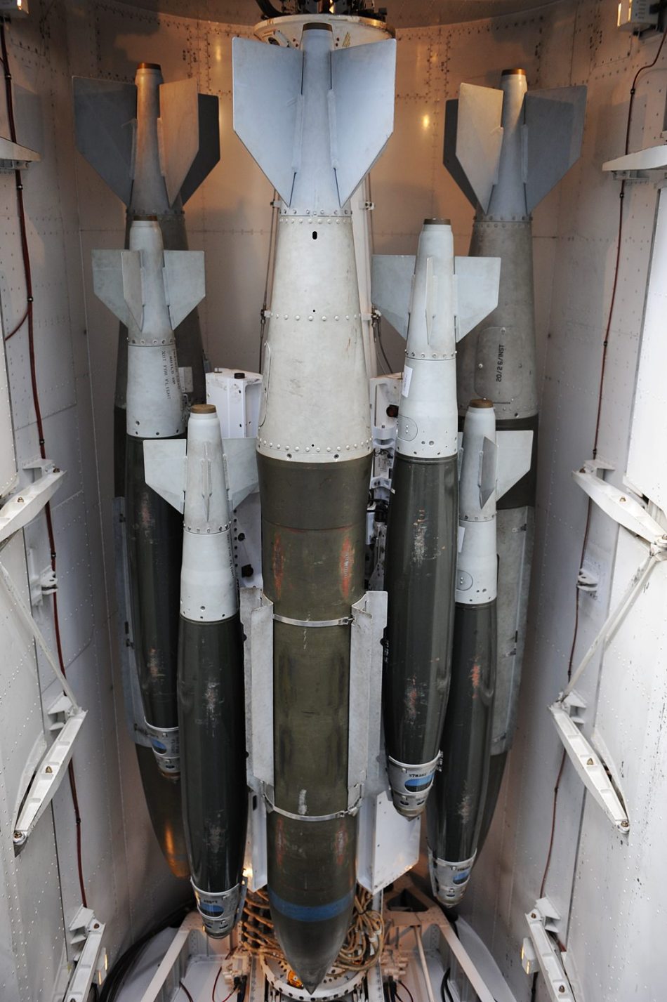 美國空軍B-1B戰略轟炸機掛彈能力強隱身性好