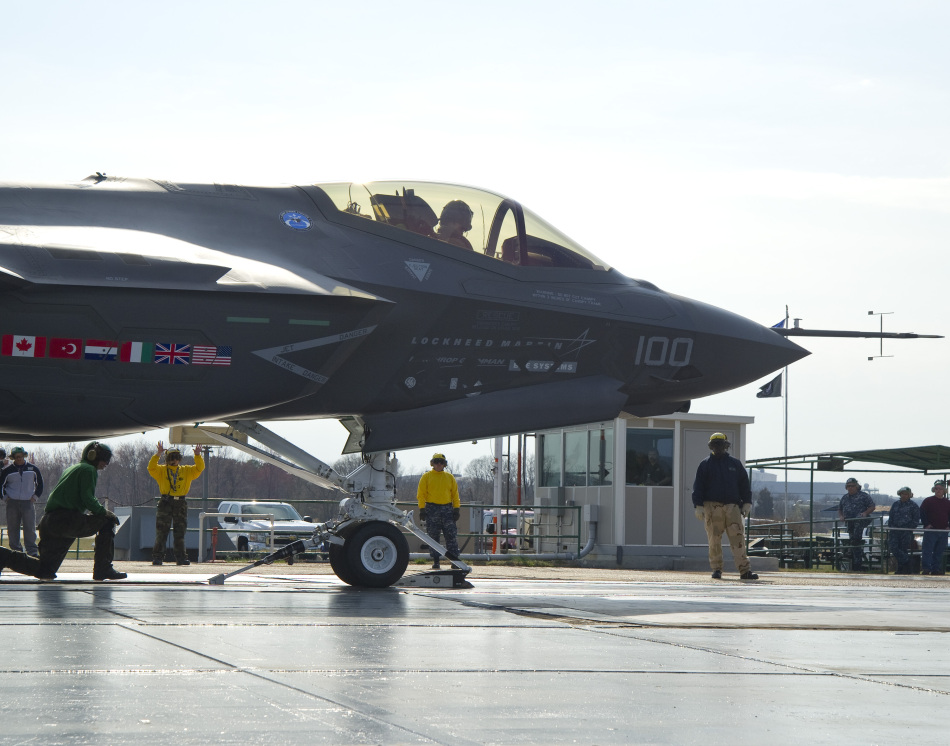 美國海軍F-35C試驗機首次進行彈射器連接試驗