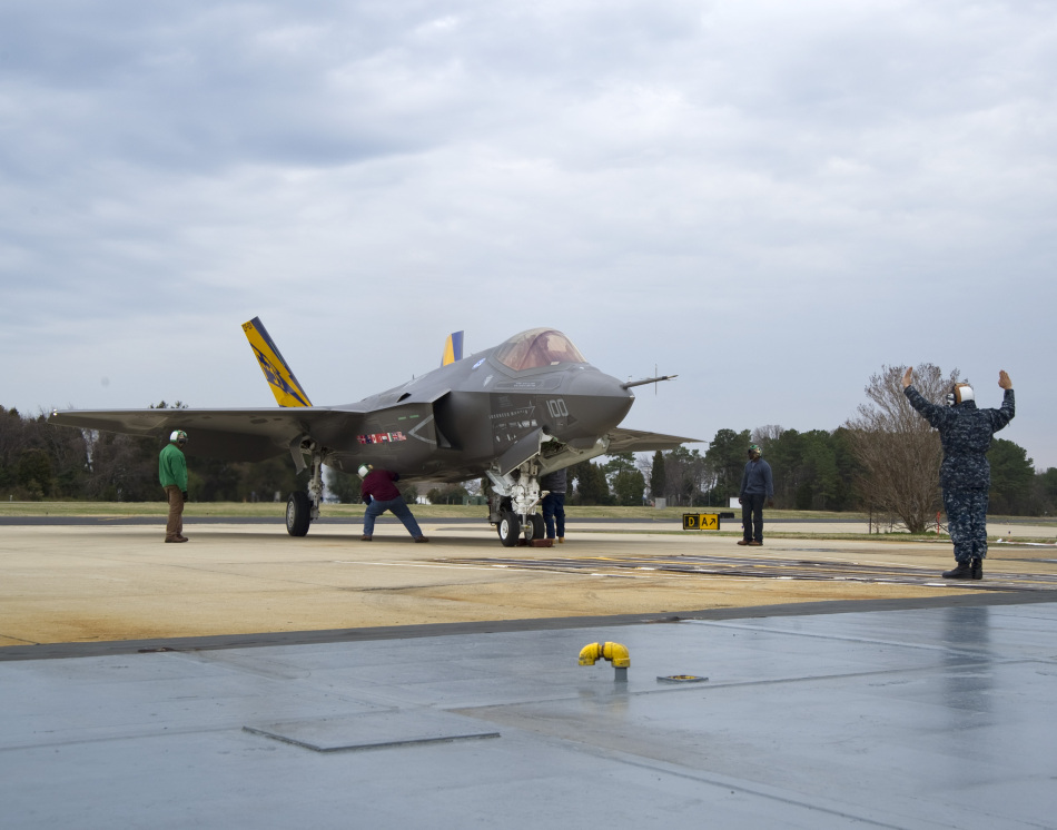 美國海軍F-35C試驗機首次進行彈射器連接試驗