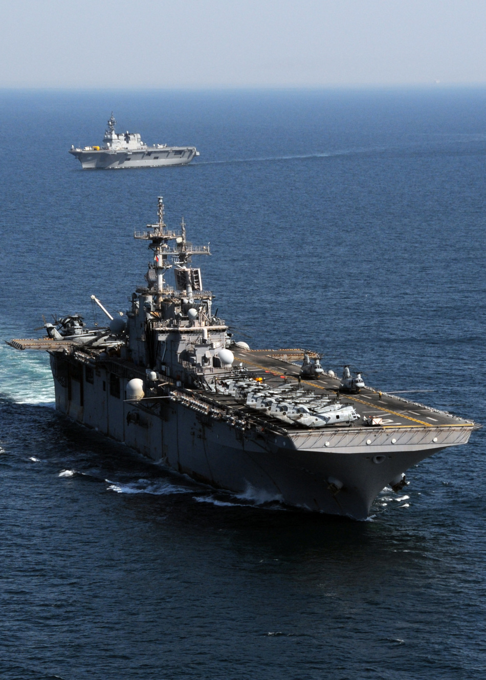 美軍出動戰艦配合日本直升機航母搜尋海嘯遇難者