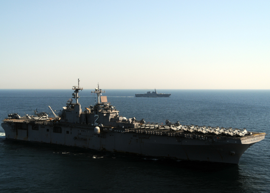 美軍出動戰艦配合日本直升機航母搜尋海嘯遇難者