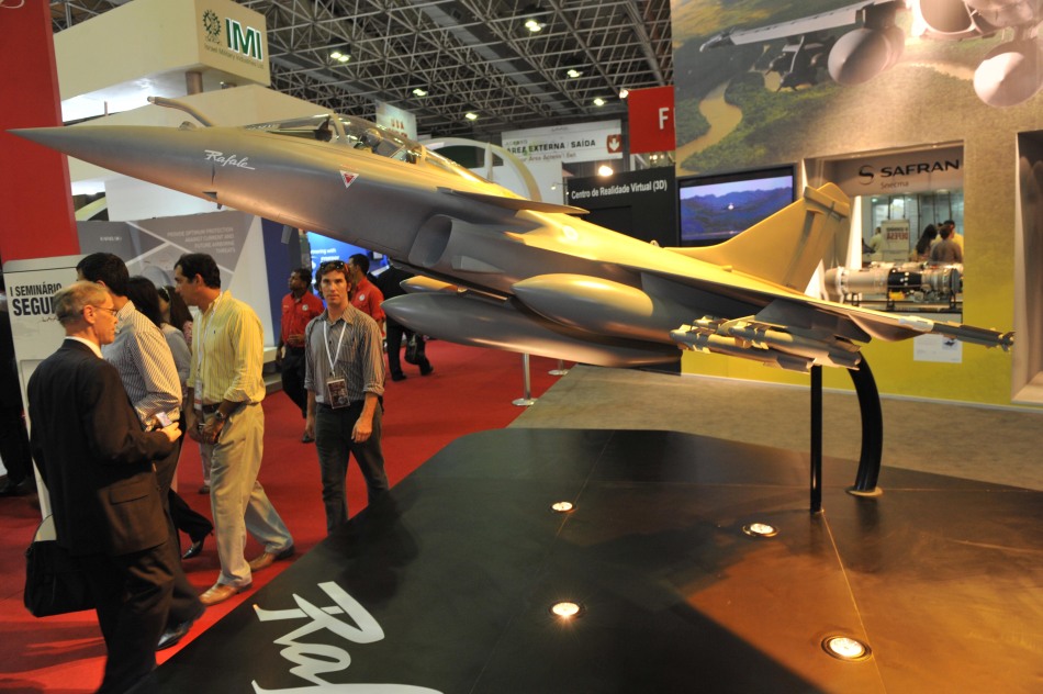 拉美航空防務展在巴西舉行 中國展示新型導彈發射車
