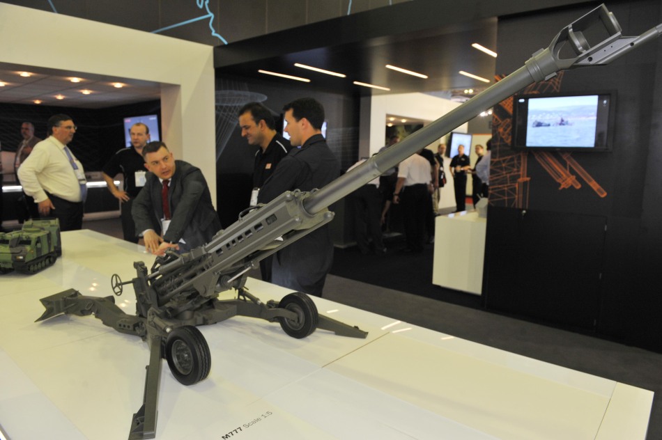 拉美航空防務展在巴西舉行 中國展示新型導彈發射車
