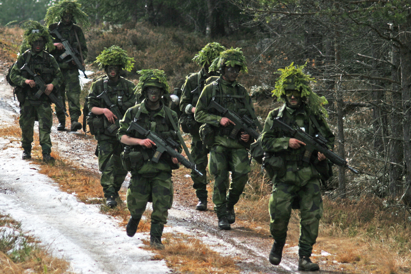 瑞典新兵進深山訓練基礎軍事技能實戰感很強
