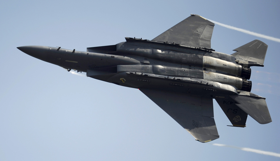 美空军f-15e重型攻击鹰战机演示机动性能