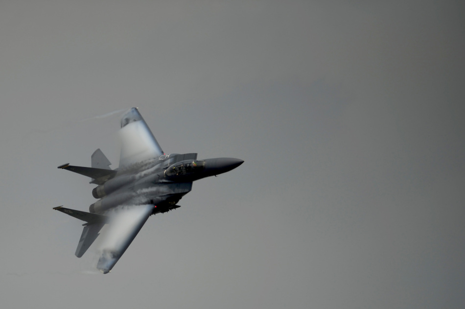 美國空軍F-15E重型攻擊鷹戰機演示機動性能
