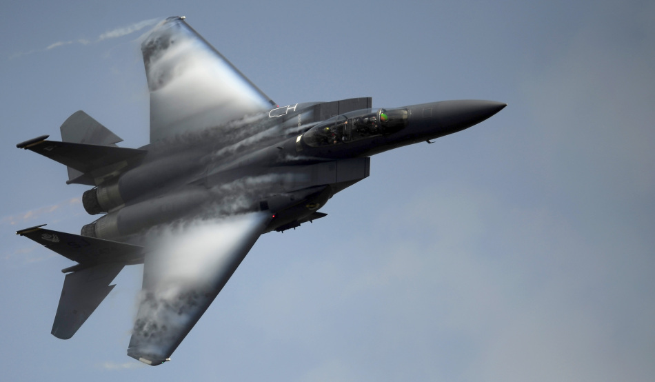 美國空軍F-15E重型攻擊鷹戰機演示機動性能