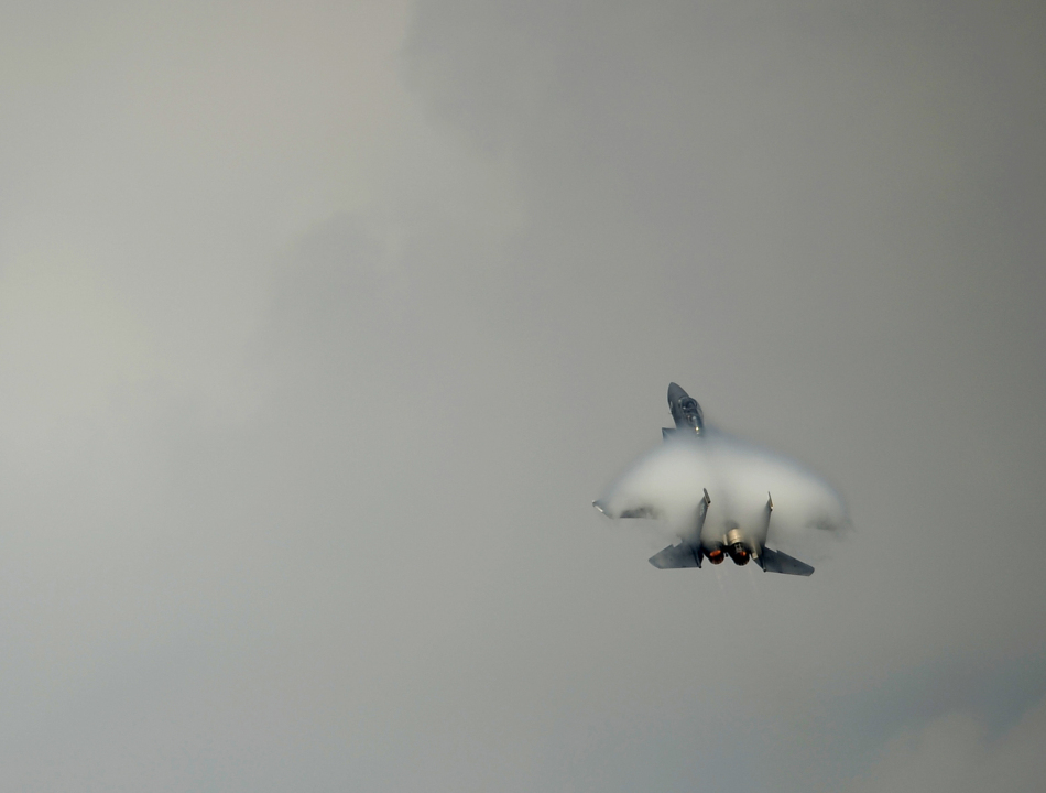 美國空軍F-15E重型攻擊鷹戰機演示機動性能