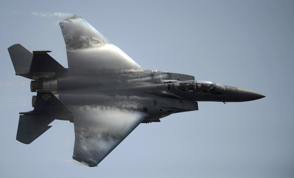 美國空軍F-15E重型攻擊鷹戰機演示機動性能