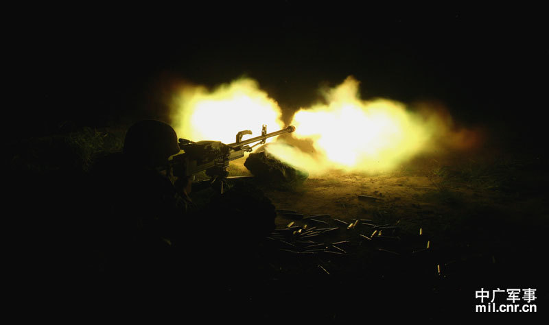 成都軍區戰鬥部隊進行重武器夜間攻擊訓練
