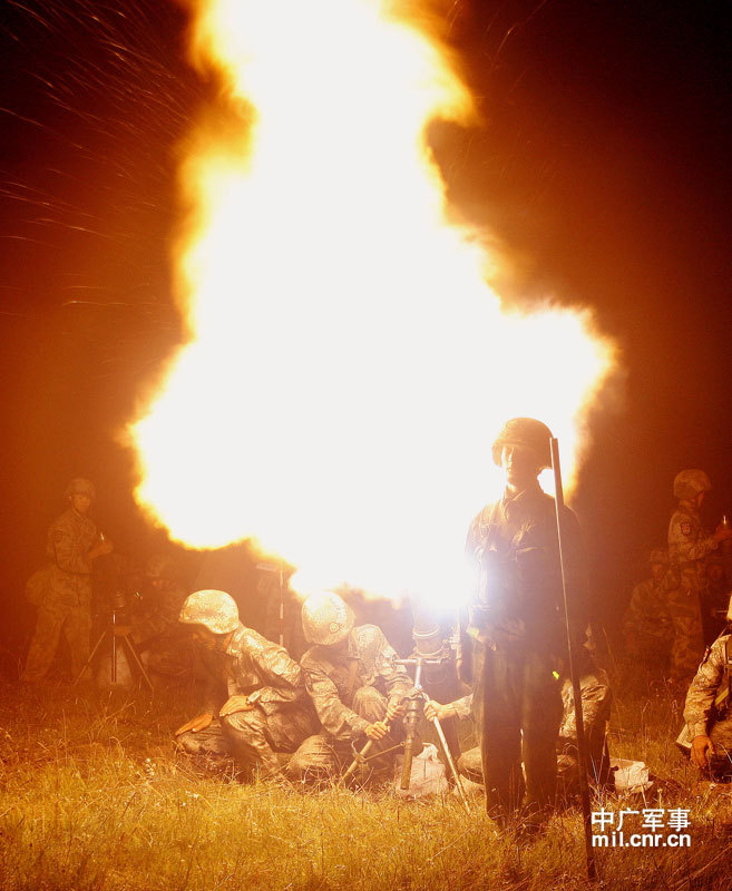 成都軍區戰鬥部隊進行重武器夜間攻擊訓練