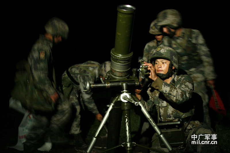 成都軍區戰鬥部隊進行重武器夜間攻擊訓練