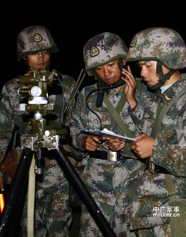 成都軍區戰鬥部隊進行重武器夜間攻擊訓練