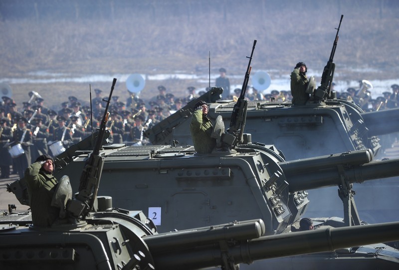 俄軍最新型白楊M戰略導彈T-90A坦克亮相閱兵彩排