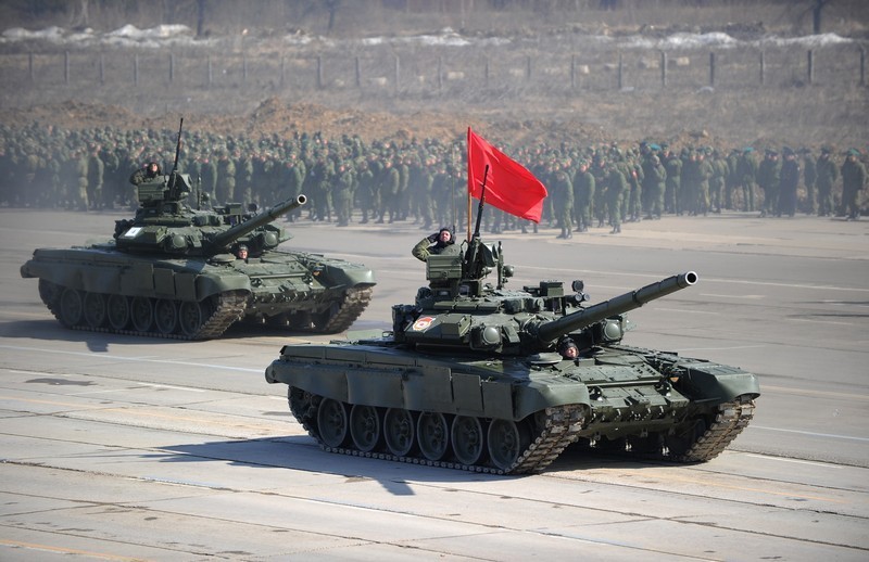 俄軍最新型白楊M戰略導彈T-90A坦克亮相閱兵彩排