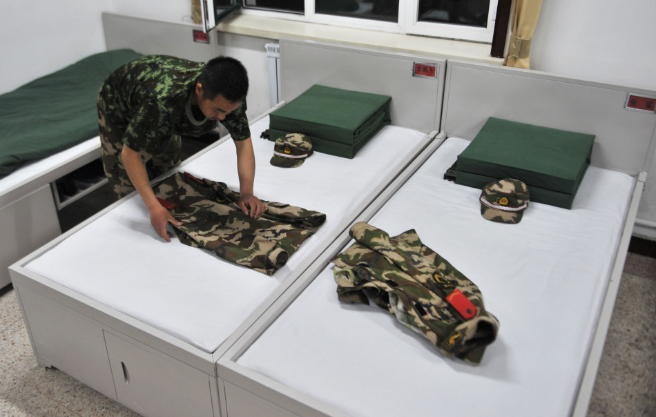 駐新疆武警部隊90後新兵們逐漸適應警營生活