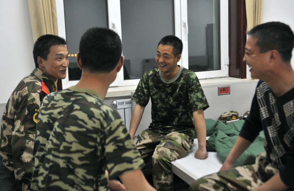 駐新疆武警部隊90後新兵們逐漸適應警營生活