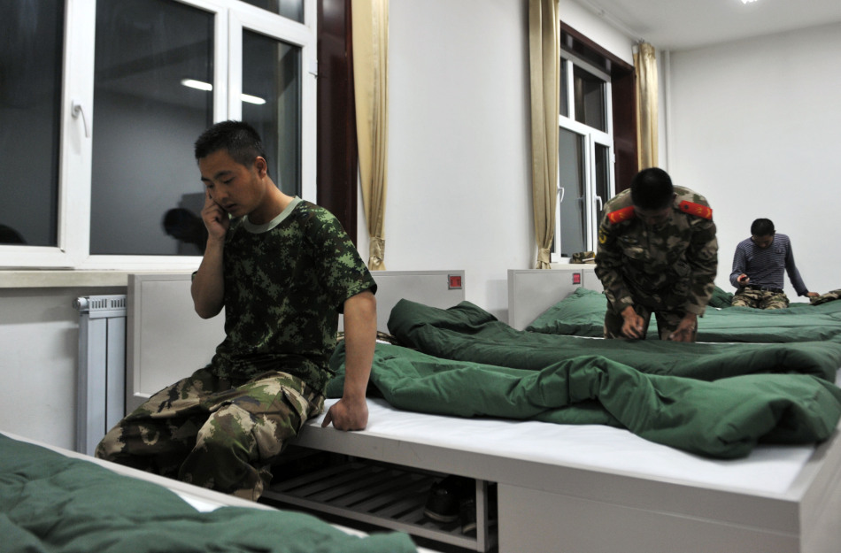駐新疆武警部隊90後新兵們逐漸適應警營生活