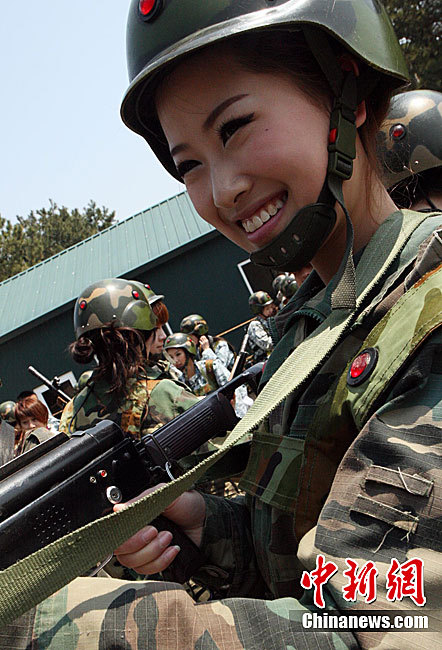 國際旅游小姐進行野戰訓練與解放軍官兵聯歡