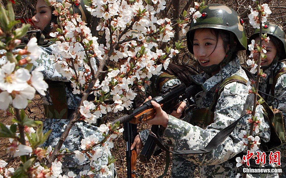 國際旅游小姐進行野戰訓練與解放軍官兵聯歡