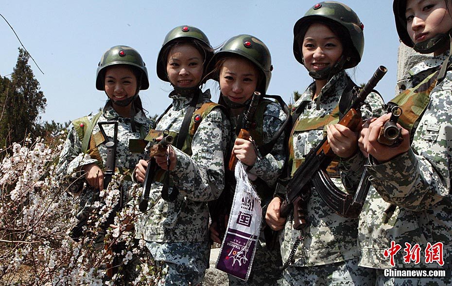 國際旅游小姐進行野戰訓練與解放軍官兵聯歡