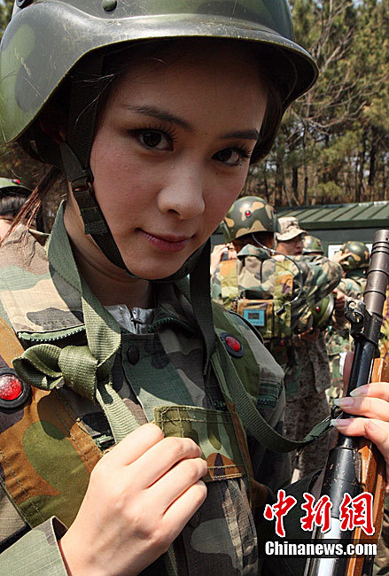 國際旅游小姐進行野戰訓練與解放軍官兵聯歡