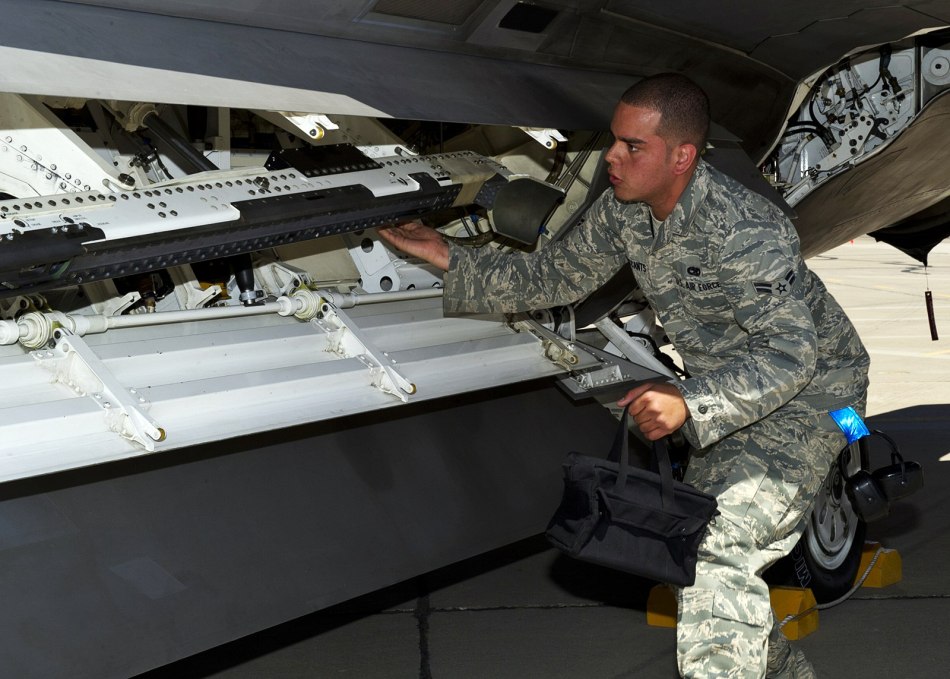 美國空軍展示F-22A猛禽戰機內置武器掛架清晰圖