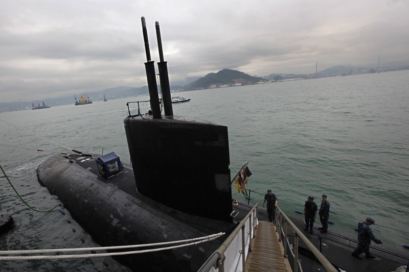 美國海軍核攻擊潛艇與補給艦停靠香港水域