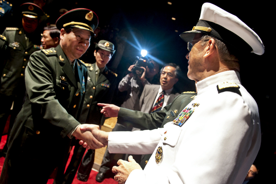 我軍上將陳炳德檢閱美軍儀仗隊 向美方引薦隨訪軍官