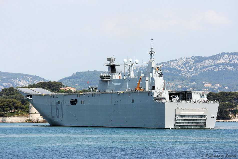 西班牙海军最新型两栖攻击舰访问法军基地
