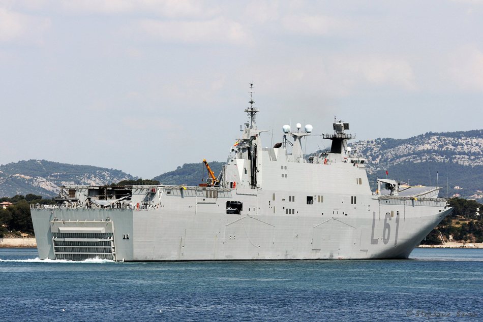 西班牙海军最新型两栖攻击舰访问法军基地