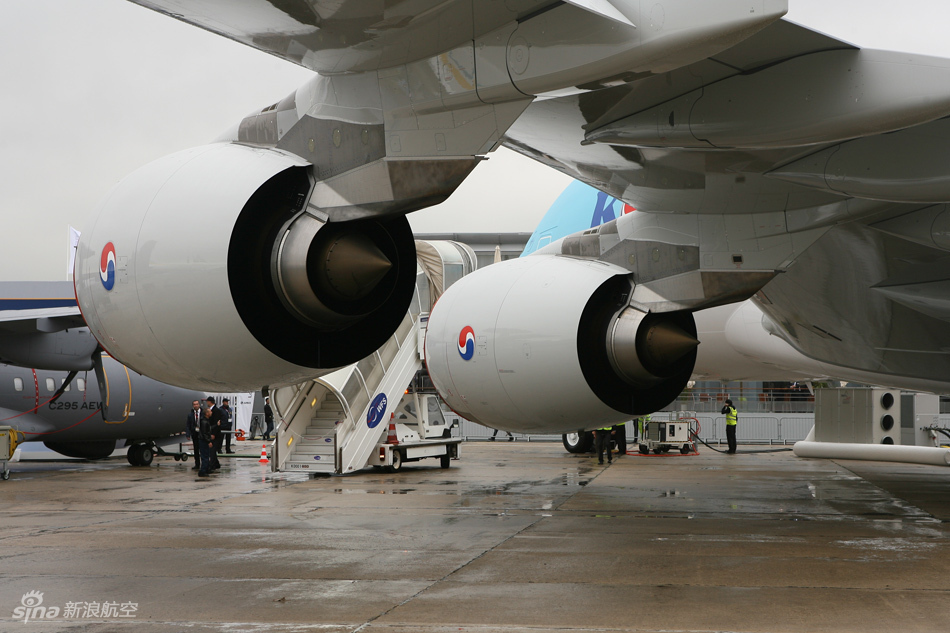 空客公司在航展上展示第二架大韩航空A380客