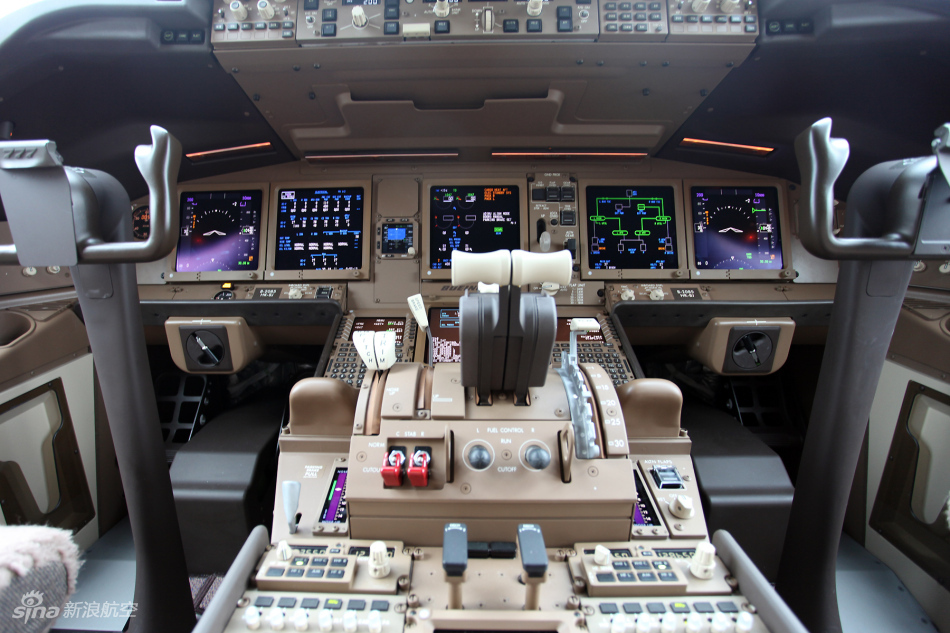 国航777-300er客机驾驶舱主显示屏