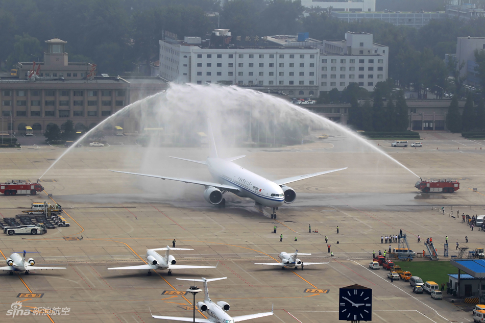 多角度看国航首架77W到达首都国际机场 - 新闻