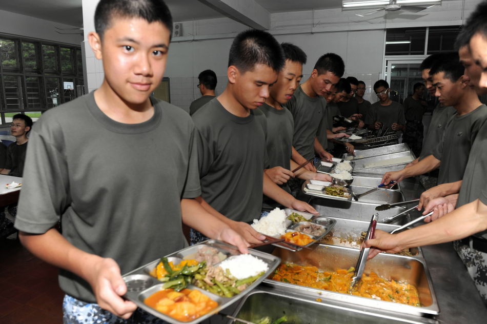 数百名香港青少年在驻港部队军营里刻苦训练(