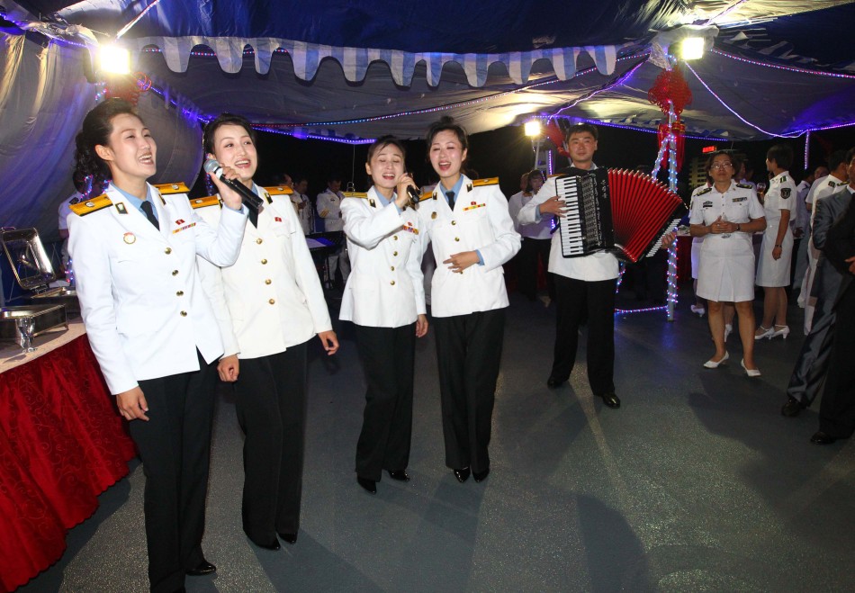 中朝兩國海軍官兵舉行體育文藝聯歡活動