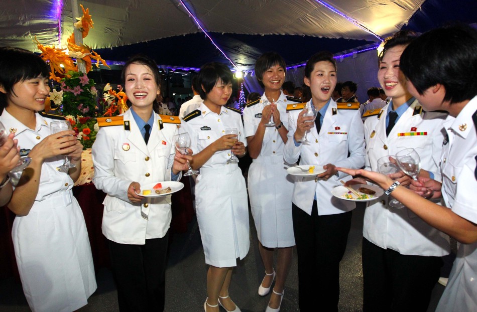 中朝兩國海軍官兵舉行體育文藝聯歡活動